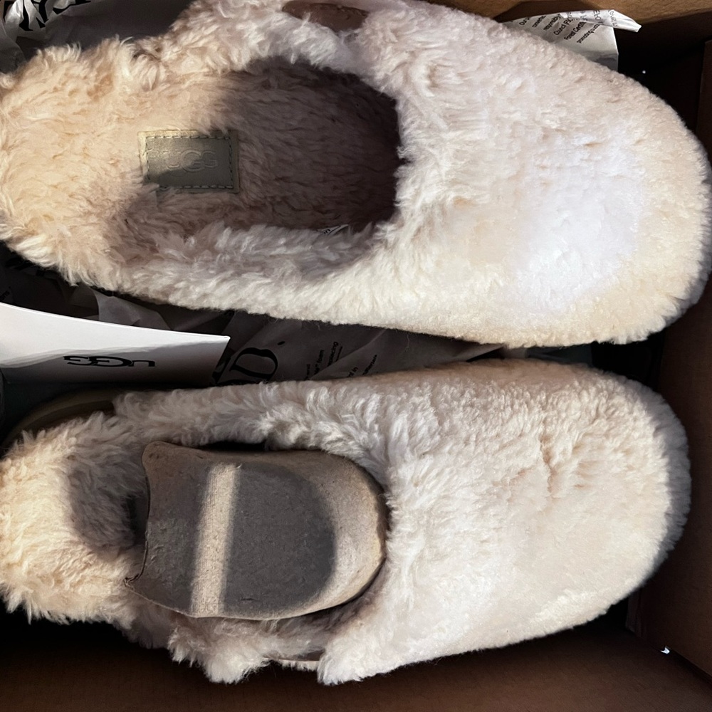 UGG Sugar Sole Cream color. Never worn, still in box. Women’s size 9